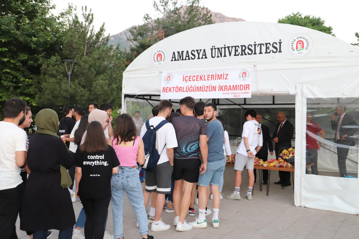 Amasya &Uuml;niversitesinden sınavlara &ccedil;alışan &ouml;ğrencilere yiyecek ve i&ccedil;ecek ikramı