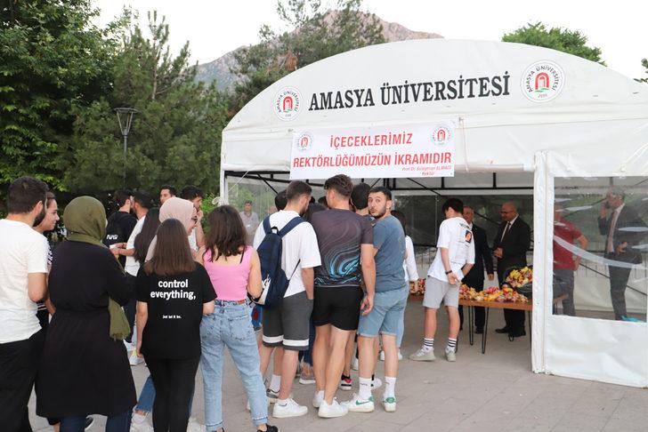 Amasya Üniversitesinden sınavlara çalışan öğrencilere yiyecek ve içecek ikramı G1