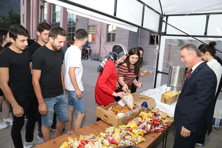 Amasya Üniversitesinden sınavlara çalışan öğrencilere yiyecek ve içecek ikramı G3