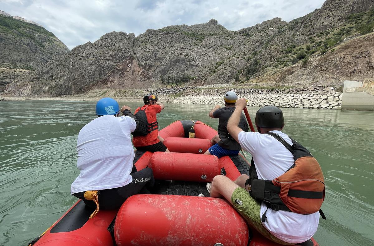 &Ccedil;oruh Nehri'nde iki baraj arasındaki parkurda rafting g&ouml;sterisi