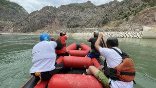 Çoruh Nehri'nde iki baraj arasındaki parkurda rafting gösterisi
