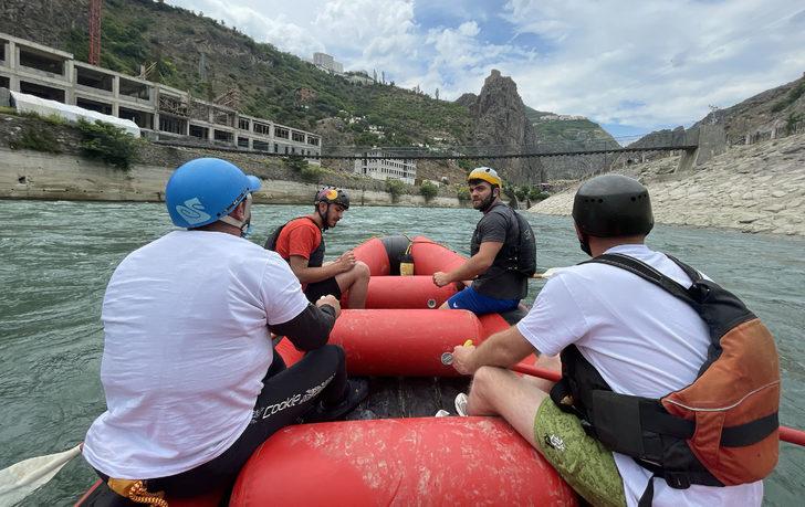 Çoruh Nehri'nde iki baraj arasındaki parkurda rafting gösterisi G2