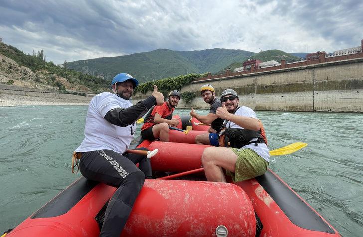 Çoruh Nehri'nde iki baraj arasındaki parkurda rafting gösterisi G3