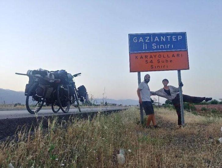 İzmirli çift, bisikletle Türkiye turuna çıktı! Gün de 60 TL harcayarak Mardin’e ulaştılar G2