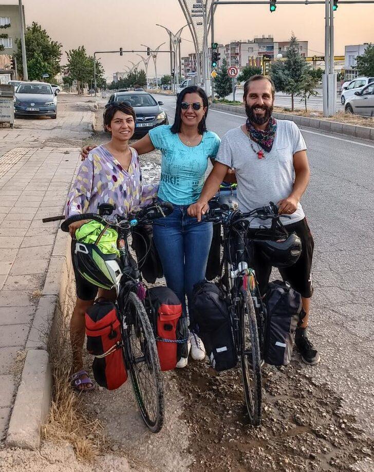 İzmirli çift, bisikletle Türkiye turuna çıktı! Gün de 60 TL harcayarak Mardin’e ulaştılar G4