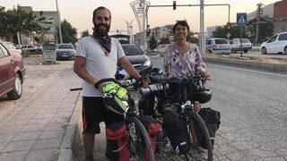 İzmirli çift, bisikletle Türkiye turuna çıktı! Gün de 60 TL harcayarak Mardin’e ulaştılar