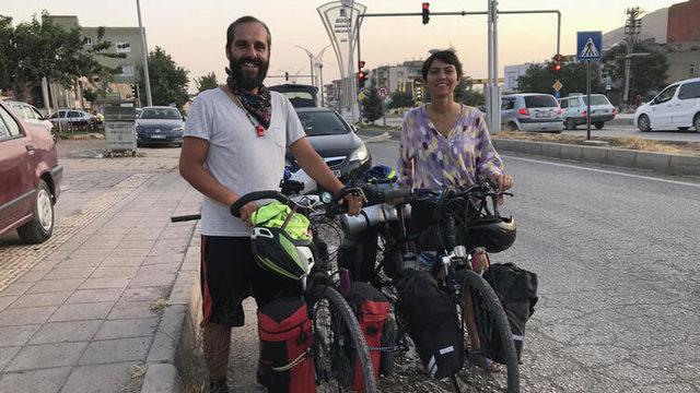 İzmirli çift, bisikletle Türkiye turuna çıktı! Gün de 60 TL harcayarak Mardin’e ulaştılar