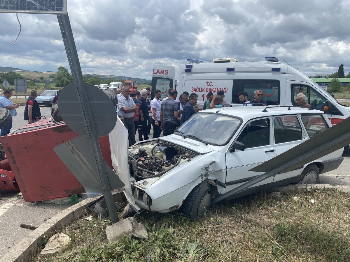 Sakarya'da otomobille &ccedil;arpışan trakt&ouml;r&uuml;n s&uuml;r&uuml;c&uuml;s&uuml; &ouml;ld&uuml;