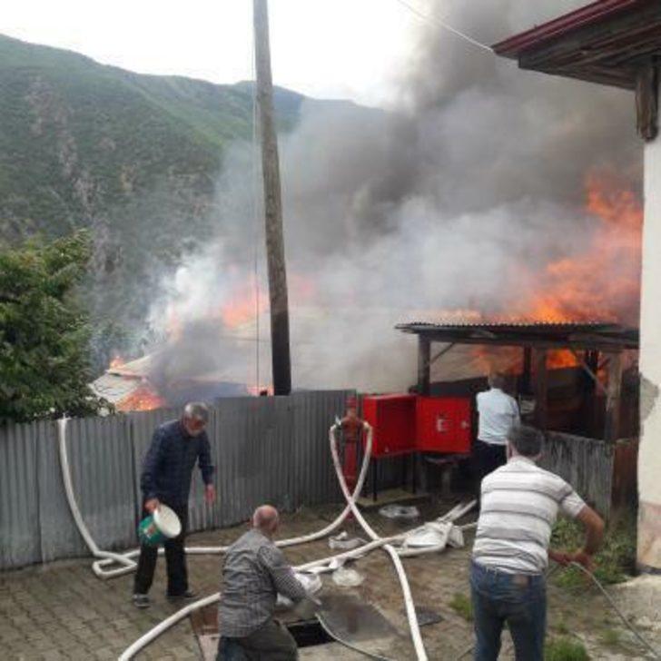 Artvin'de iki katlı ev yangında kullanılamaz hale geldi G1