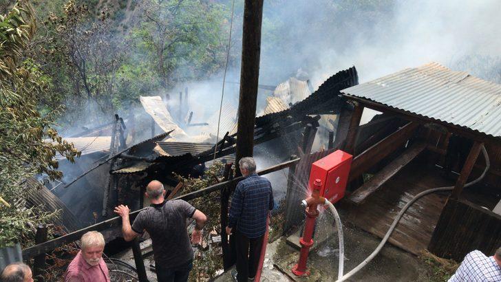 Artvin'de iki katlı ev yangında kullanılamaz hale geldi G3