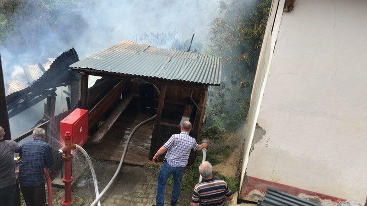 Artvin'de iki katlı ev yangında kullanılamaz hale geldi G4