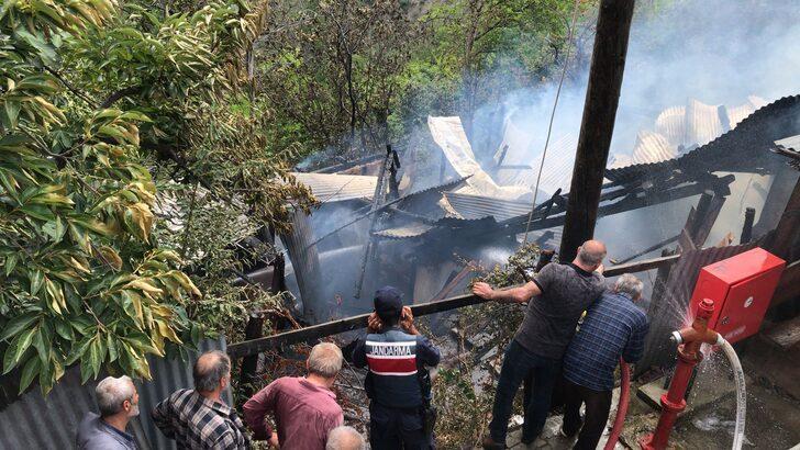 Artvin'de iki katlı ev yangında kullanılamaz hale geldi G5