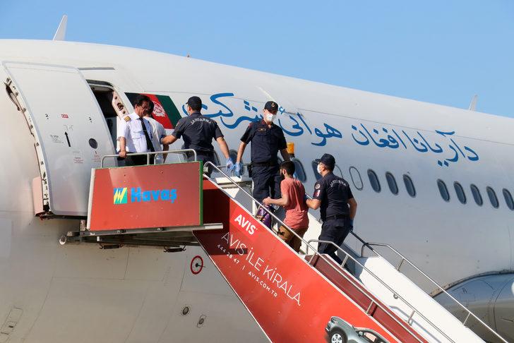 İzmir'de Afganistan uyruklu 226 düzensiz göçmen sınır dışı edildi G2