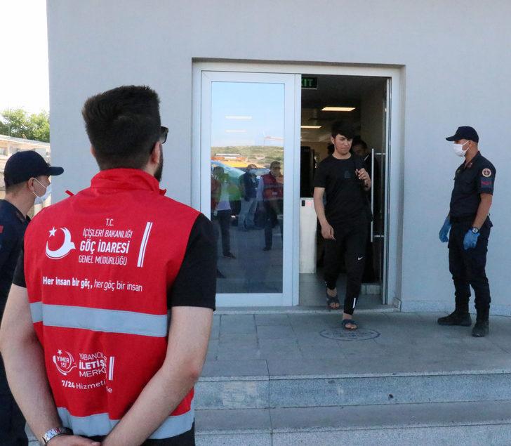 İzmir'de Afganistan uyruklu 226 düzensiz göçmen sınır dışı edildi G5