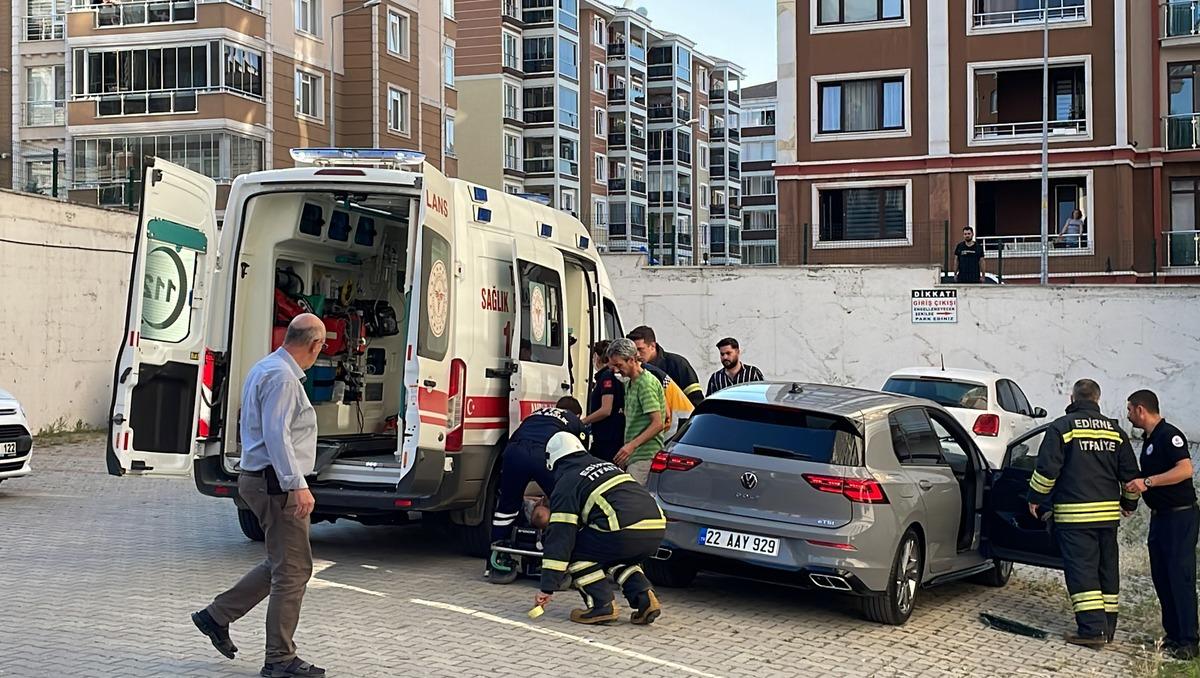 Edirne'de otomobilde fenalaşan kişiyi itfaiye ekipleri kurtardı