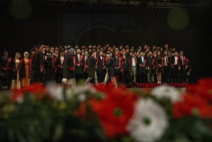 Eğitim hayatlarında ayrılmayan ikizler tıp fakültesinden de birlikte mezun oldu G1