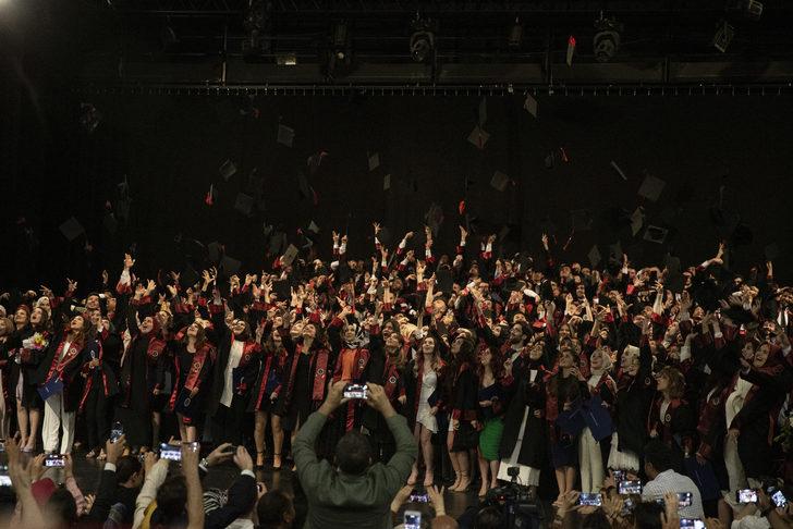 Eğitim hayatlarında ayrılmayan ikizler tıp fakültesinden de birlikte mezun oldu G4