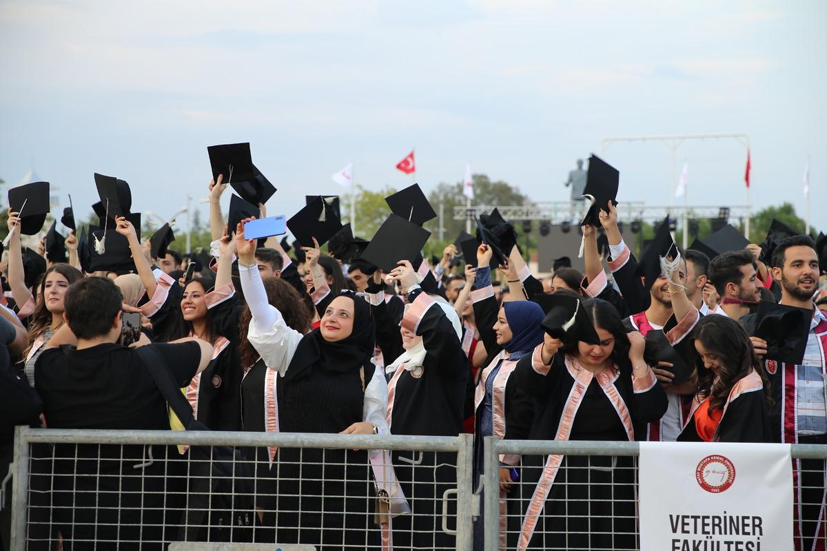 HMK&Uuml;'de 3 bin 100 &ouml;ğrenci mezun oldu