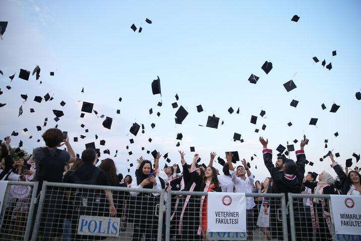 HMKÜ'de 3 bin 100 öğrenci mezun oldu G2