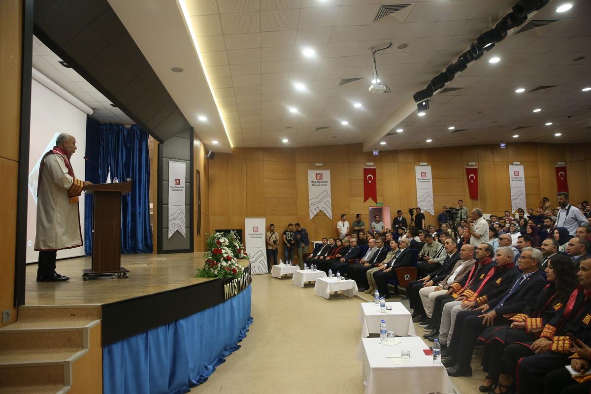 Muş'ta mezun olan &uuml;niversite &ouml;ğrencileri t&ouml;renle diplomalarını aldı
