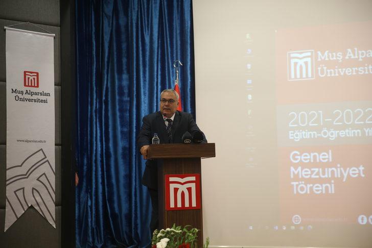 Muş'ta mezun olan üniversite öğrencileri törenle diplomalarını aldı G3