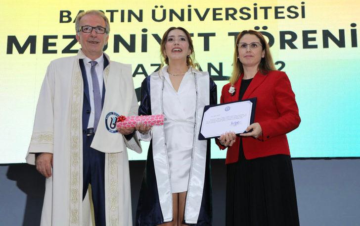 BARÜ'de mezuniyet töreni düzenlendi G1