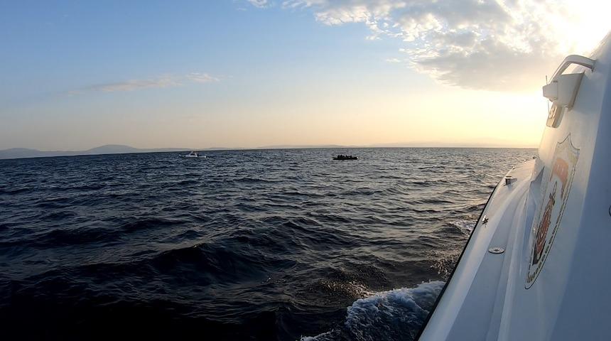 İzmir açıklarında geri itilen 13 düzensiz göçmen kurtarıldı