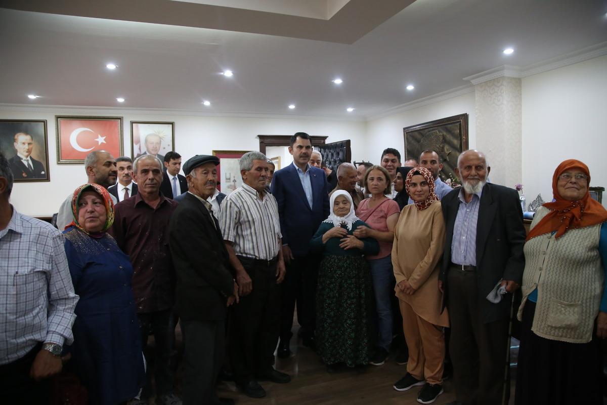 &Ccedil;evre, Şehircilik ve İklim Değişikliği Bakanı Kurum, yeni evlerine kavuşan vatandaşlarla buluştu: