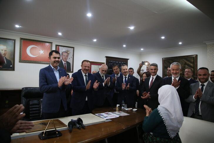 Çevre, Şehircilik ve İklim Değişikliği Bakanı Kurum, yeni evlerine kavuşan vatandaşlarla buluştu: G3