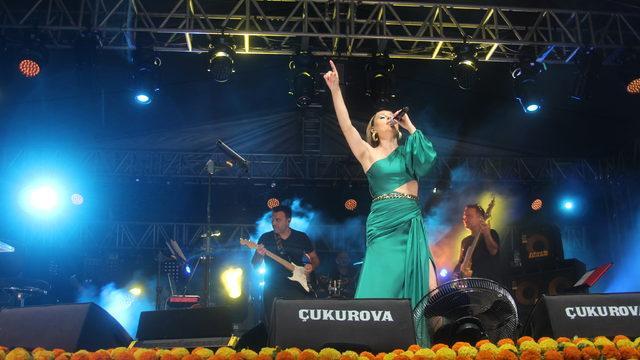 Mersin'de Funda Arar, 10. Uluslararası Soli Güneş Festivali'nde sahne aldı