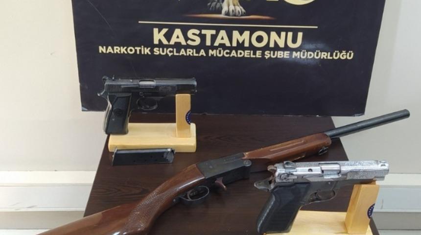 Kastamonu'da uyuşturucu ve silah kaçakçılığı operasyonlarında 2 kişi yakalandı
