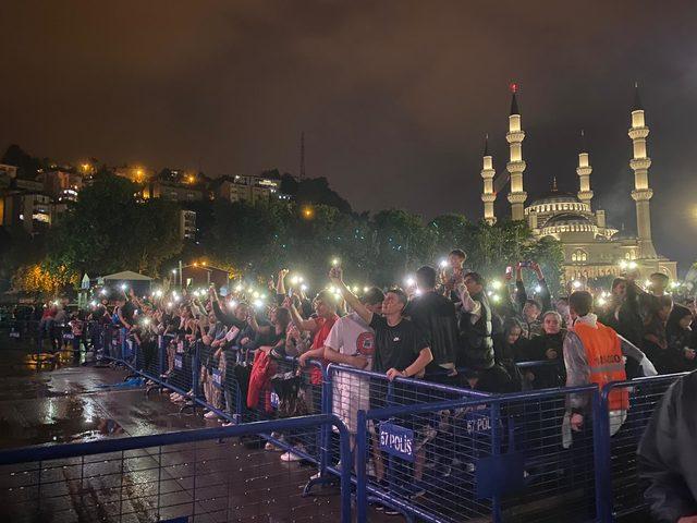 Zonguldak'ta yaz konserleri kapsamında şarkıcı Eypio sahne aldı