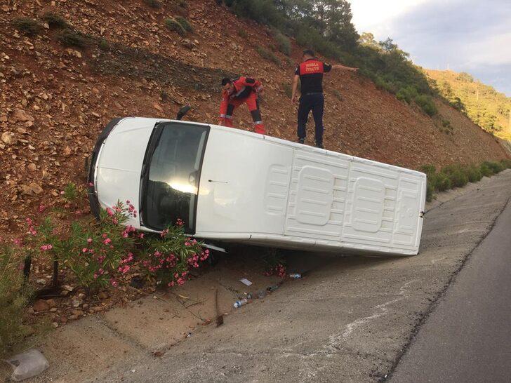 Muğla'da devrilen hafif ticari araçta sıkışan sürücü kurtarıldı G1