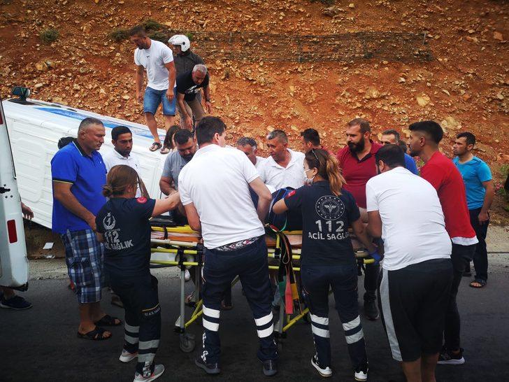 Muğla'da devrilen hafif ticari araçta sıkışan sürücü kurtarıldı G2