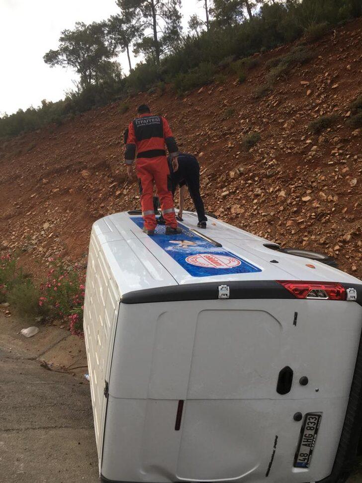 Muğla'da devrilen hafif ticari araçta sıkışan sürücü kurtarıldı G3