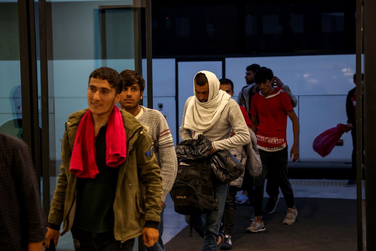 Afganistan uyruklu 131 d&uuml;zensiz g&ouml;&ccedil;men sınır dışı edildi