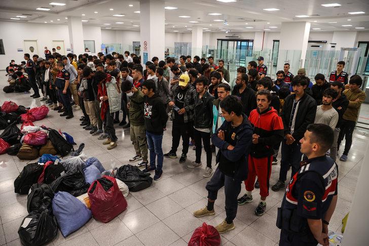 Afganistan uyruklu 131 düzensiz göçmen sınır dışı edildi G3
