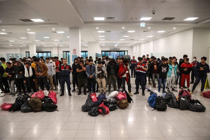 Afganistan uyruklu 131 düzensiz göçmen sınır dışı edildi G4
