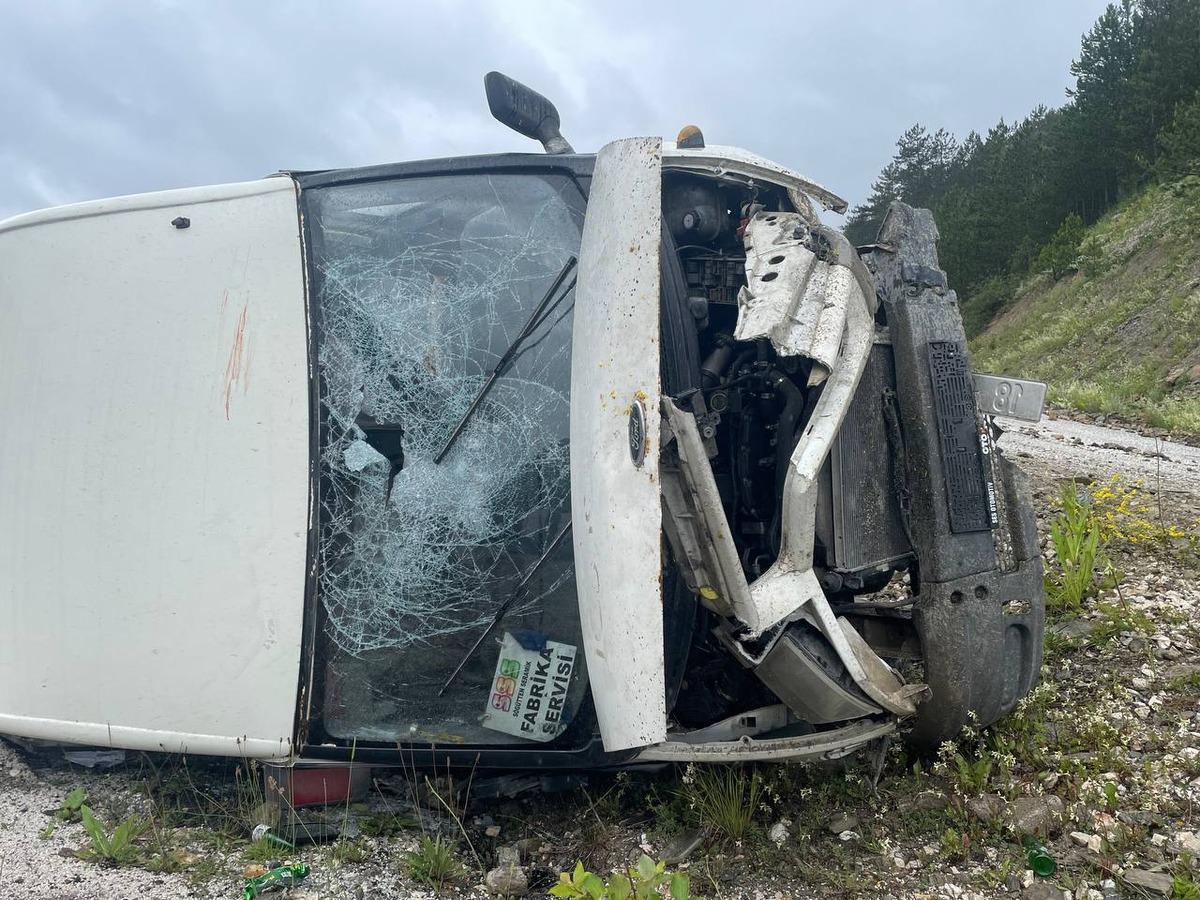 Kastamonu'da iş&ccedil;i servisinin devrilmesi sonucu &ccedil;ok sayıda kişi yaralandı