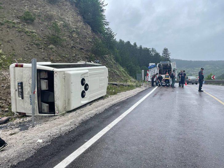 Kastamonu'da işçi servisinin devrilmesi sonucu çok sayıda kişi yaralandı G3