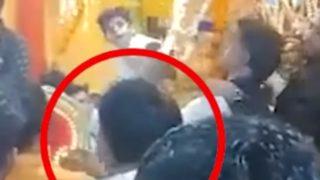 Düğünde kutlama yapmak isteyen damat, eline silahı alıp rastgele ateş etti! Arkadaşını vurunca kaçtı