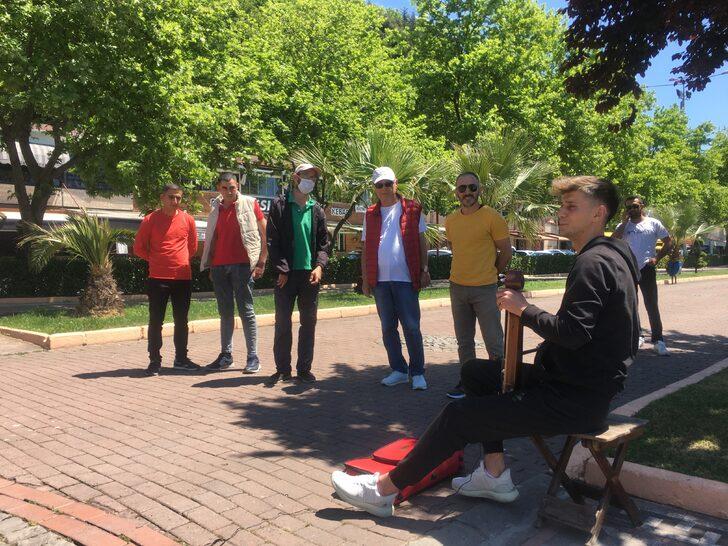 Genç müzisyen kemençesiyle sanatını sokağa taşıyor G1