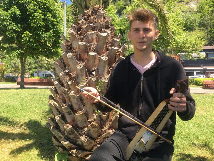 Genç müzisyen kemençesiyle sanatını sokağa taşıyor G2