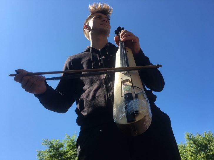 Genç müzisyen kemençesiyle sanatını sokağa taşıyor G3