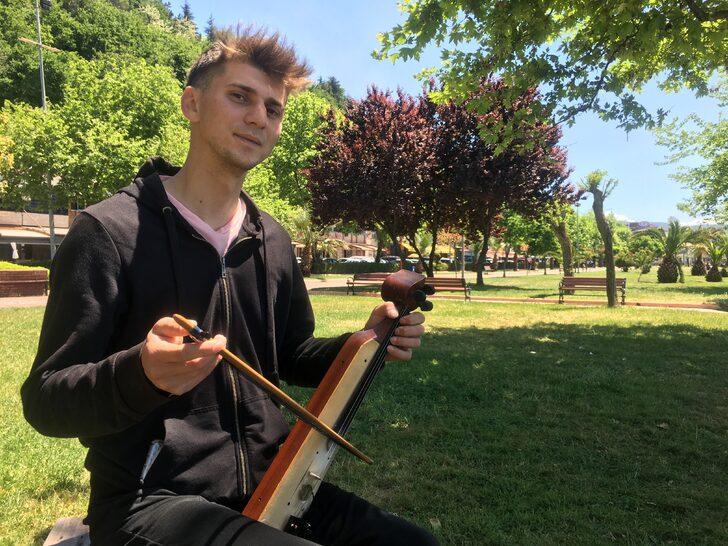 Genç müzisyen kemençesiyle sanatını sokağa taşıyor G4