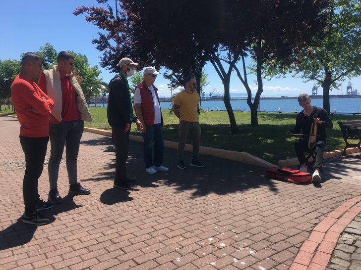 Genç müzisyen kemençesiyle sanatını sokağa taşıyor G5