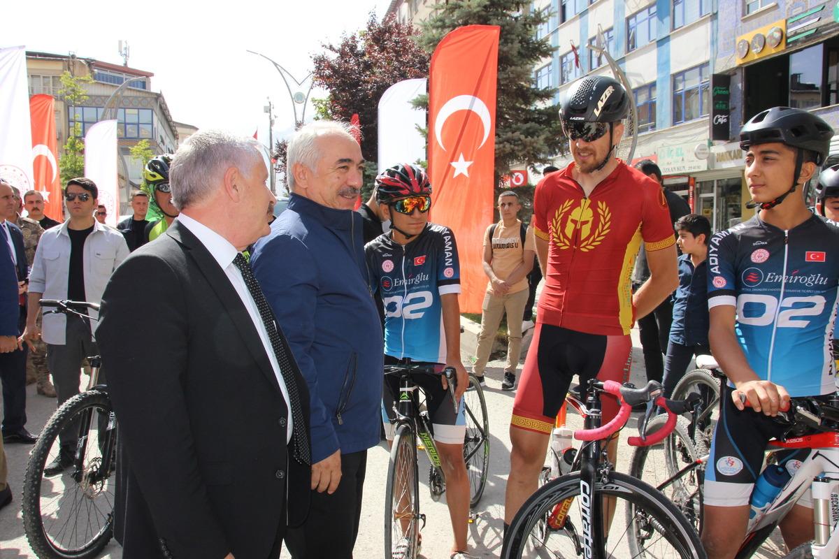 Hakkari'deki bisiklet yarışı İ&ccedil;işleri Bakan Yardımcısı Ersoy'un komutuyla başladı:
