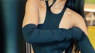 Model Viandra Dunn’un dekoltesini bir gören bir daha baktı! “Giymesen de olurmuş”