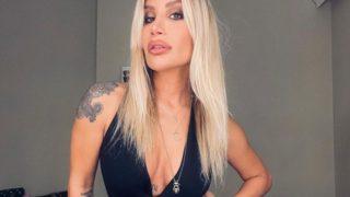 Göğüsleriyle ilgili soruya verdiği yanıt olay olmuştu! Şarkıcı İrem Derici bornozlu pozlarıyla sosyal medyayı salladı