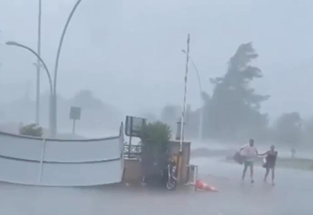 Antalya'daki fırtınada korkun&ccedil; olay! El ele tutuşan turist &ccedil;ifte b&ouml;yle &ccedil;arptı... O anlar kamerada